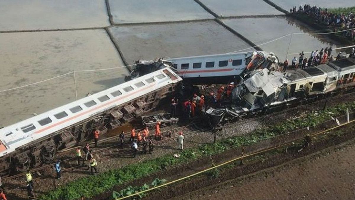 Tragedi di Perlintasan KA: Mesin Mobil Mati Mendadak, Ertiga Tabrak Kereta Turangga